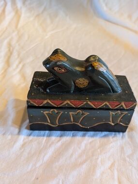 2/30$ Vintage Dark Green and Gold Hand-Painted Frog Trinket Box